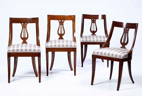 Tavolo circolare allungabile in noce e quattro sedie con schienale a lira, XIX secolo