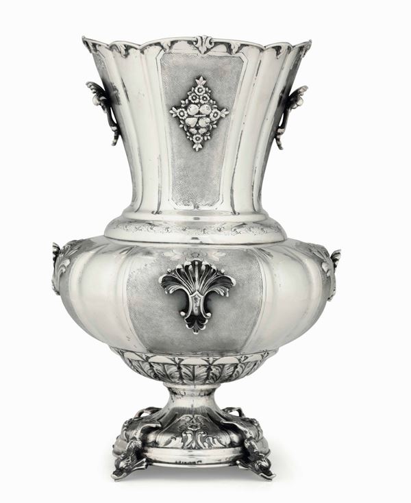 Due vasi in argento. Argenteria artistica italiana del XX secolo