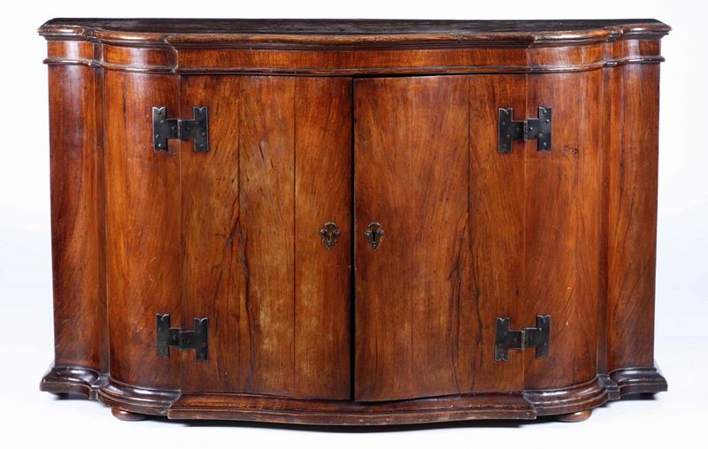 Credenza scantonata in noce a due ante, XVIII secolo  - Auction Antiques I - Timed Auction - Cambi Casa d'Aste