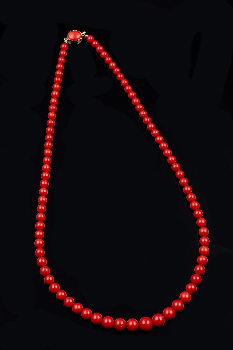 Collana in corallo rosso con boules scalari  - Asta Gioielli e Coralli | Asta a Tempo - Cambi Casa d'Aste