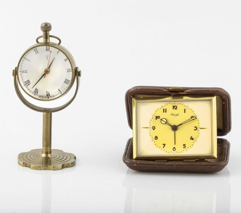 Lotto composta da: un orologio da scrivania e una sveglia da viaggio -  Auction Watches