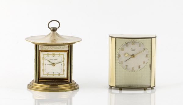 Lotto composta da due orologi da tavola: Montblanc Pagoda e Kienzle con carrillon