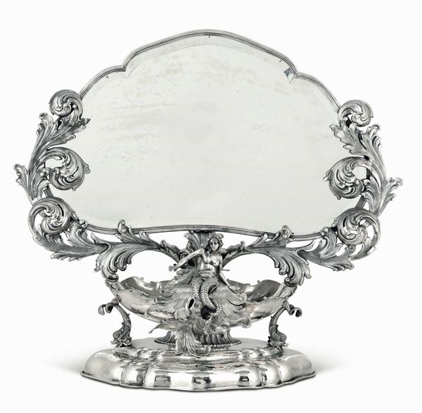 Importante specchio da tavolo in argento fuso, sbalzato e cesellato. Argenteria artistica milanese della  [..]