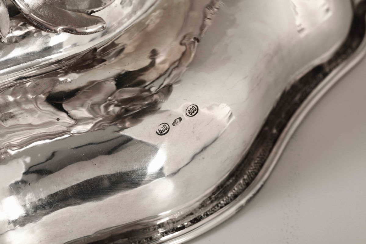 Importante Specchio da Tavolo in Argento Fuso, Sbalzato e Cesellato. Argenteria Artistica Milanes...