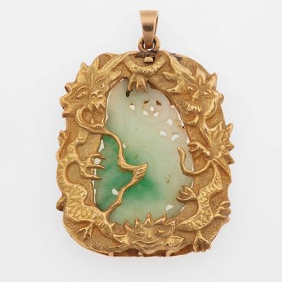 Montatura in oro giallo 750/1000, pendente con giada incisa