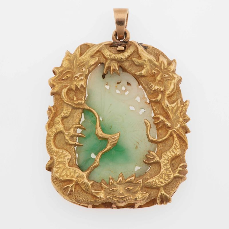 Fermezza trasformata in pendente con giadeite incisa  - Asta Fine Coral Jewels - II - Cambi Casa d'Aste