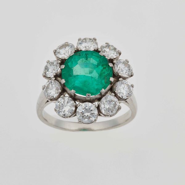 Anello con smeraldo Colombia di ct 3.30 circa, diamanti taglio a brillante a contorno per ct 2.50 circa