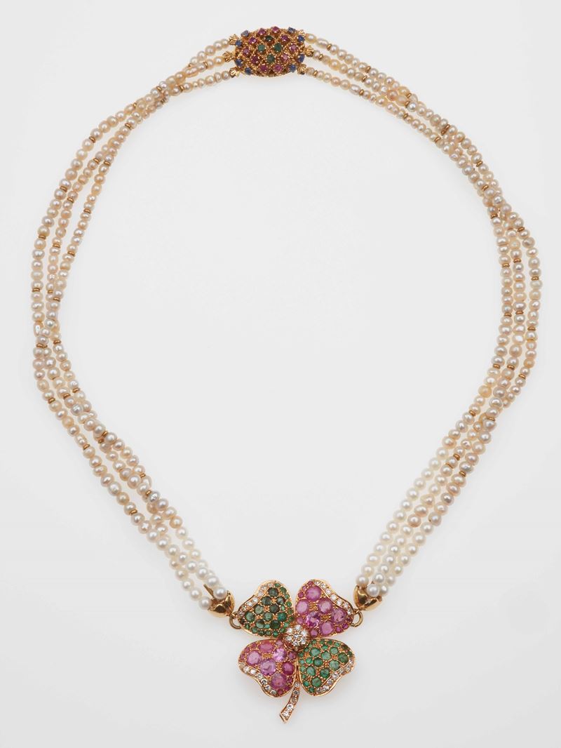 Collana "quadrifoglio" con piccole perle, rubini, smeraldi, diamanti e zaffiri  - Asta Fine Jewels - Cambi Casa d'Aste