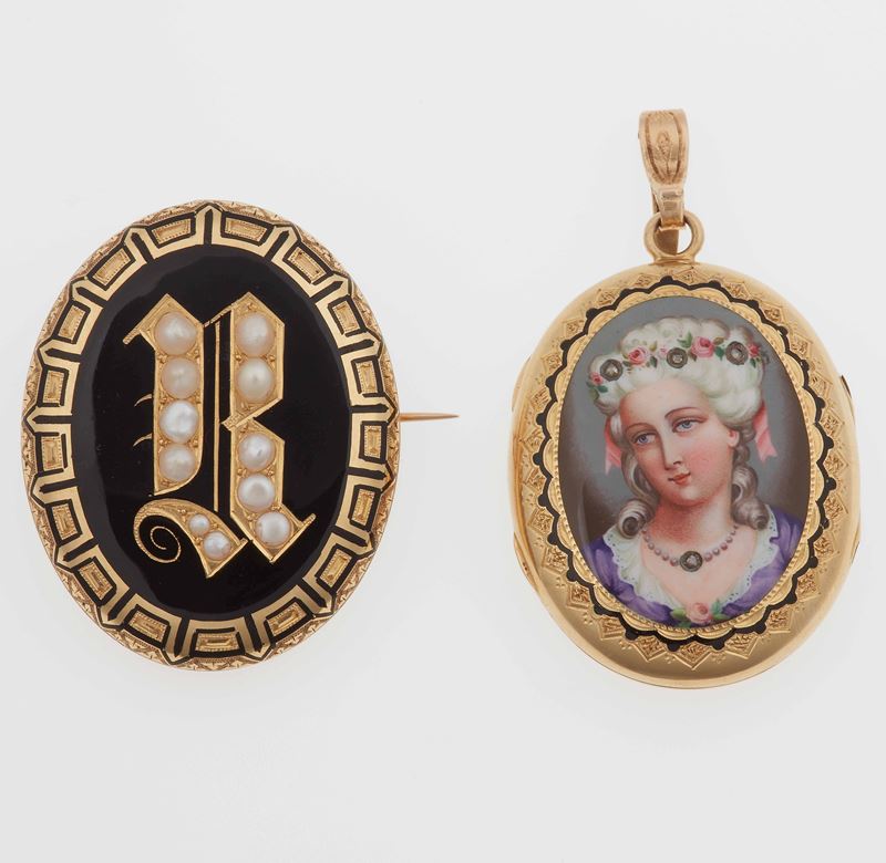 Lotto composto da un portaritratti con miniatura ed una spilla con iniziale  - Asta Fine Jewels - Cambi Casa d'Aste