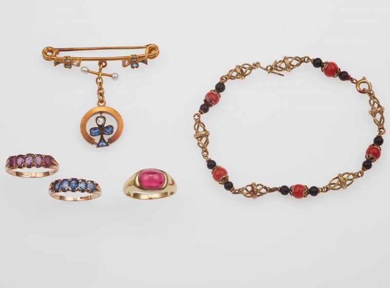 Lotto composto da tre anelli, una spilla ed un bracciale  - Auction Fine Jewels - Cambi Casa d'Aste