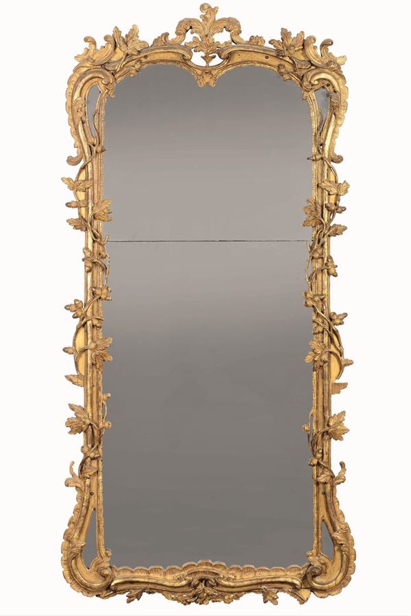 Specchiera di gusto Luigi XV in legno intagliato e dorato, XIX secolo