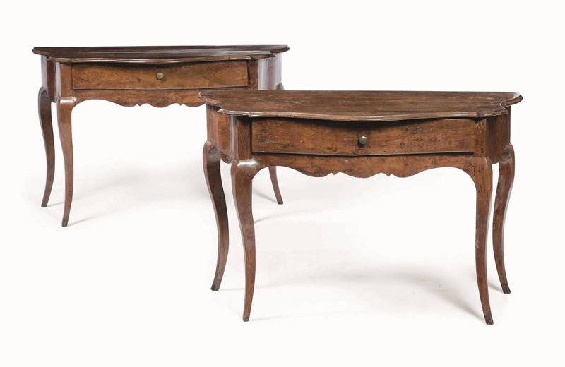 Coppia di mezzi tavoli in noce, XVIII secolo  - Asta Antiquariato Selected | Asta a Tempo - Cambi Casa d'Aste