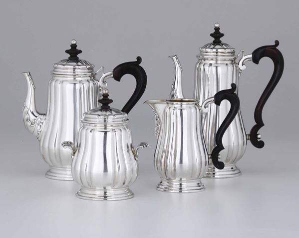 Servizio da tè e caffè in argento in stile barocco composto da caffettiera, teiera, zuccheriera e lattiera.  [..]