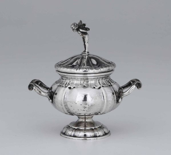 Zuccheriera in argento in stile barocco veneto con presa del coperchio a foggia di putto. Manifattura artistica italiana della prima metà del XX secolo