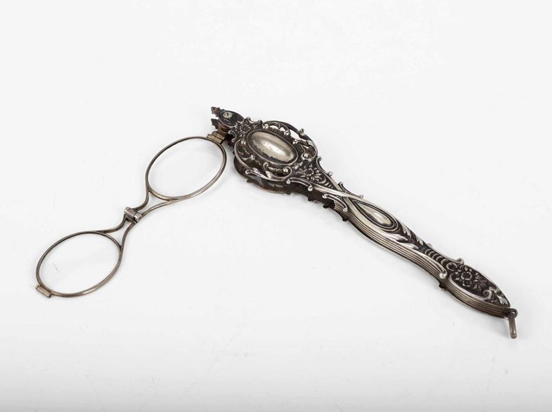 Occhiali pieghevoli con montatura e presa in argento. Spagna (?) XIX-XX secpòp  - Auction Silvers - Time Auction - Cambi Casa d'Aste