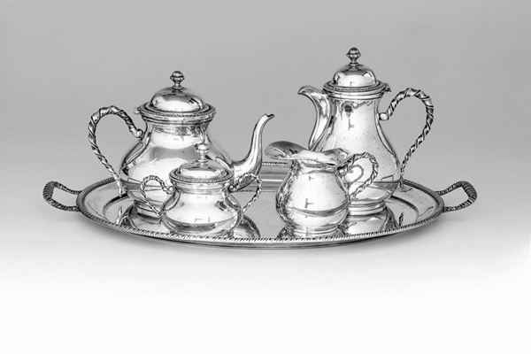 Servizio da tè in argento composto da vassoio, teiera, caffettiera, lattiera e zuccheriera. Argenteria italiana del XX secolo.