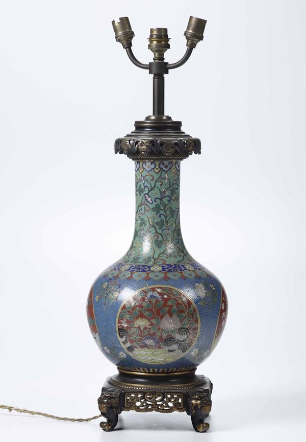 Vaso in metallo e smalti cloisonnè trasformato in lampada, Cina XX secolo