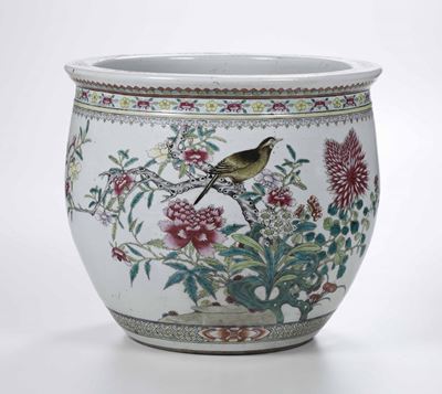 Cachepot in Porcellana a Smalti Policromi con Raffigurazione di Fiori e Volatile, Cina XX Secolo