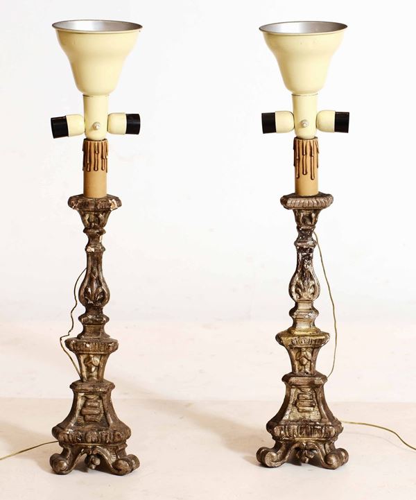 Coppia di candelieri in legno dorato trasformati in lampada