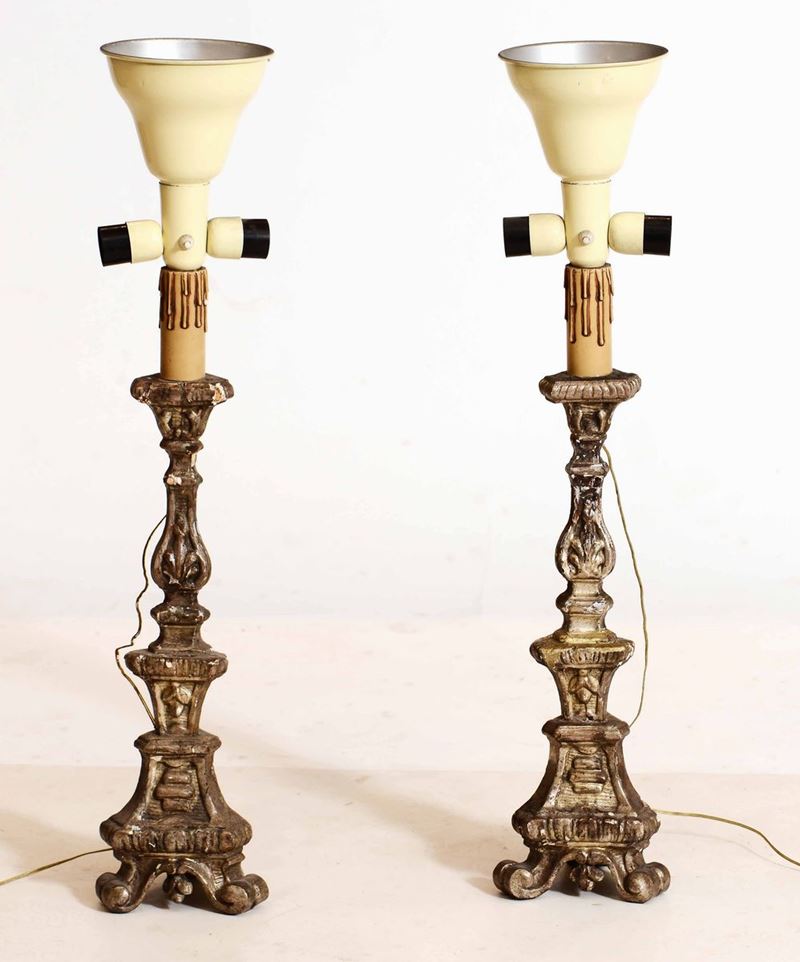 Coppia di candelieri in legno dorato trasformati in lampada  - Asta Antiquariato I - Asta a Tempo - Cambi Casa d'Aste