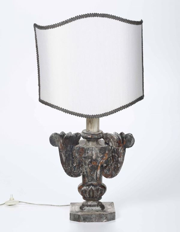 Fregio trasformato in lampada in legno intagliato e argentato, XVIII secolo