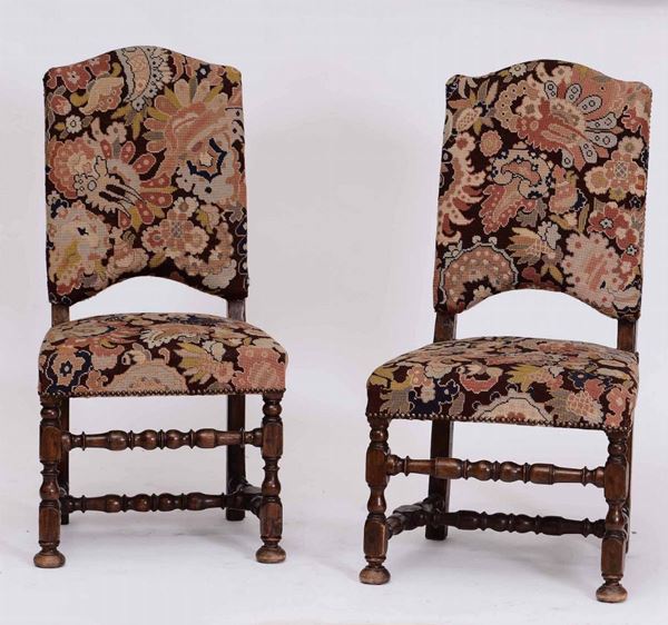 Coppia di sedie in legno con rivestimento in tessuto a piccolo punto