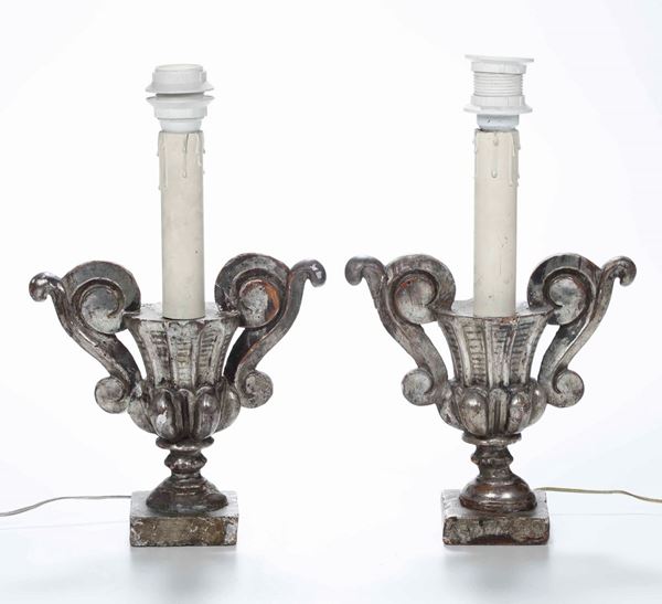Coppia di lampade da tavolo in legno intagliato e argentato, XVIII-XIX secolo