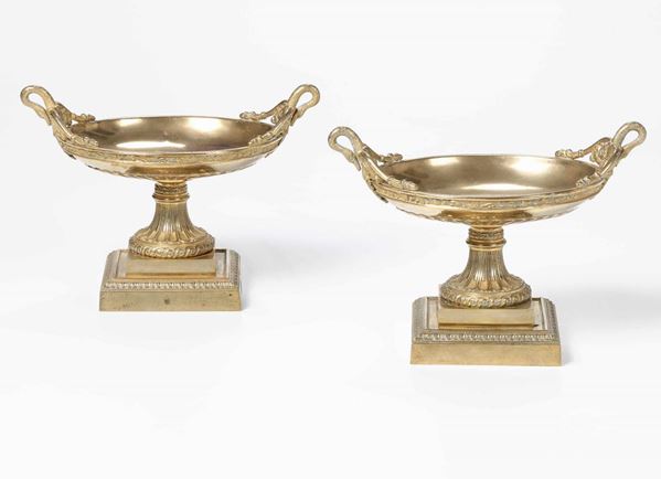 Coppia di coppe biansate in bronzo dorato, fine XIX secolo