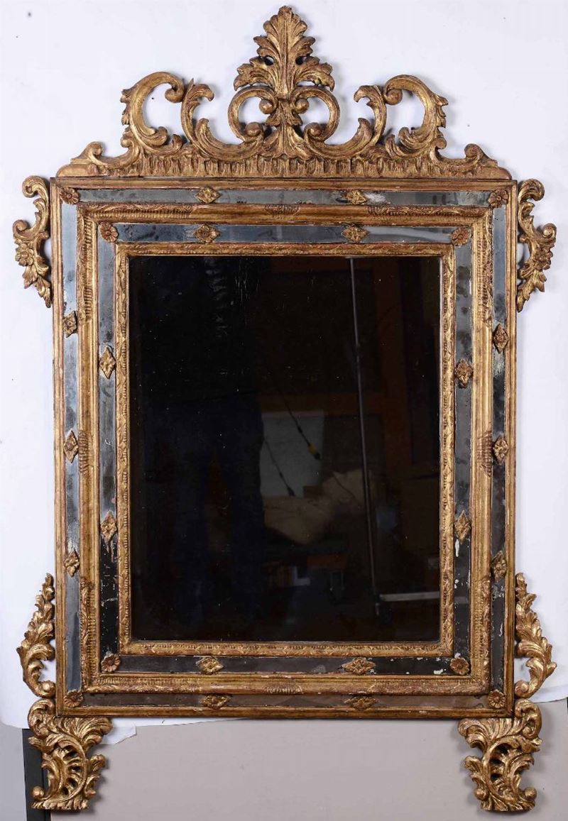 Specchiera in legno intagliato e dorato, XX secolo  - Asta Antiquariato I - Asta a Tempo - Cambi Casa d'Aste