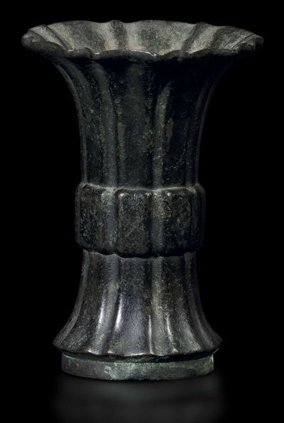 Vaso a Tromba con Corpo Costolato in Bronzo, Cina, Dinastia Ming, XVI Secolo