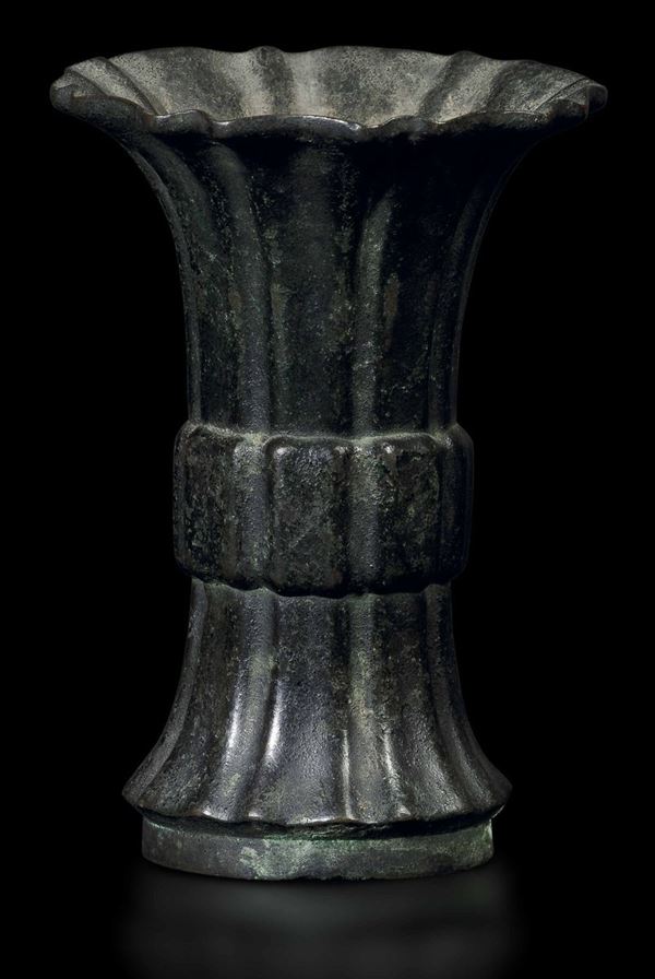 Vaso a tromba con corpo costolato in bronzo, Cina, Dinastia Ming, XVI secolo