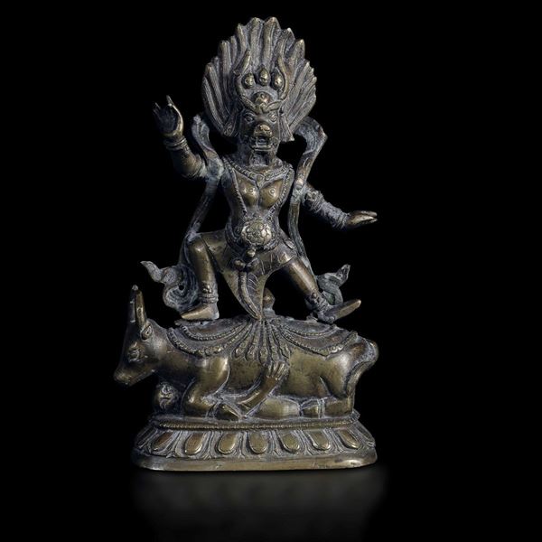 Figura di Dharmapala Santi-Yama in bronzo stante su fiore di loto, Tibet, XIX secolo