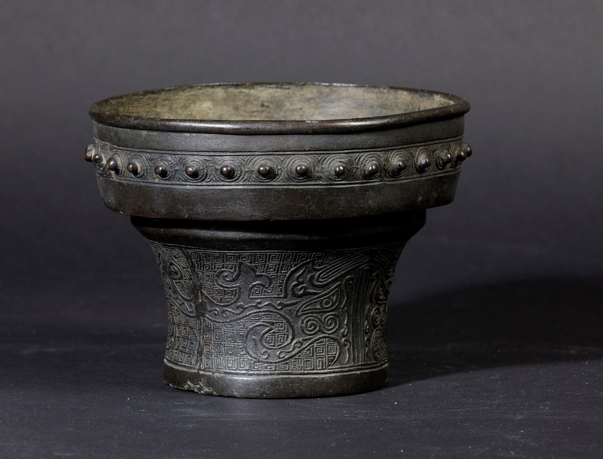 Vaso in Bronzo con Decori D'ispirazione Arcaica Incisi e a Rilievo, Cina, Dinastia Ming, XVII Sec...