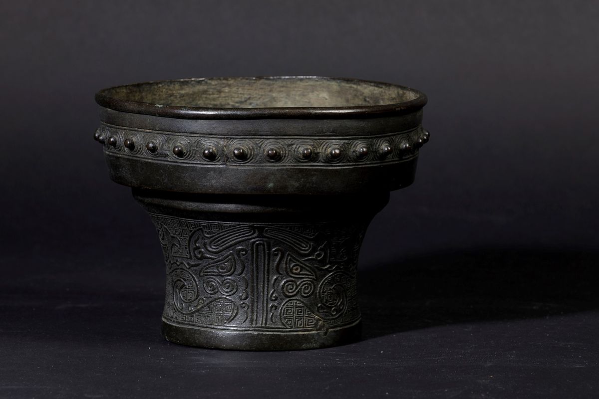 Vaso in Bronzo con Decori D'ispirazione Arcaica Incisi e a Rilievo, Cina, Dinastia Ming, XVII Sec...