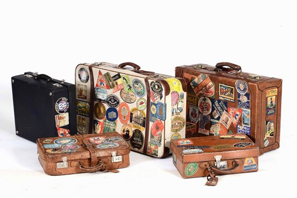 Lotto composto da cinque valigie da viaggio in cuoio con adesivi di hotel europei, XX secolo
