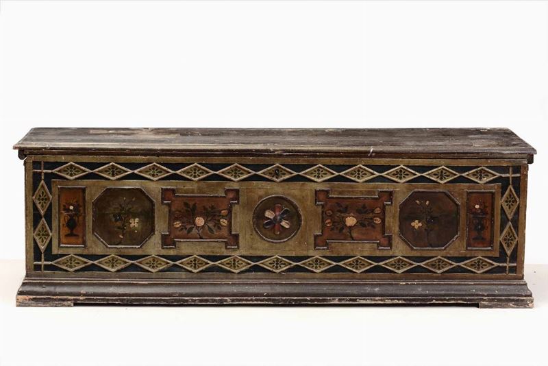Cassapanca in legno dipinto con elementi floreali, XVIII secolo  - Asta Antiquariato I - Asta a Tempo - Cambi Casa d'Aste