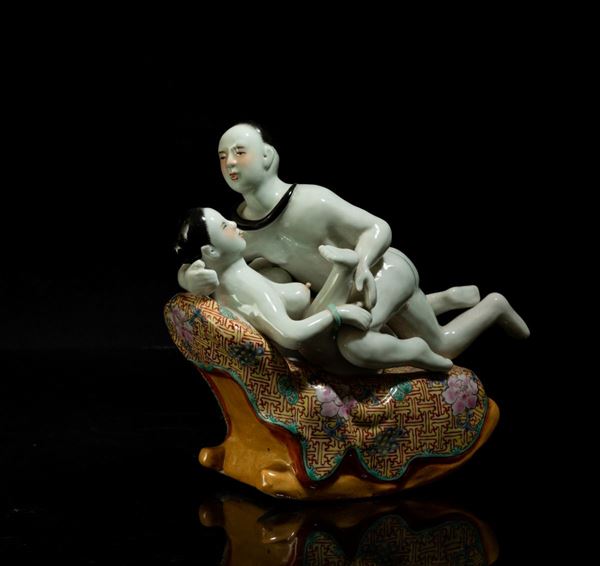 Gruppo erotico ispirato al Kamasutra. Porcellana dipinta. Cina XX secolo