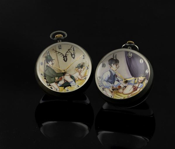 Due orologi da scrittoio con quadrante dipinto con scene erotiche. Inizio XX secolo
