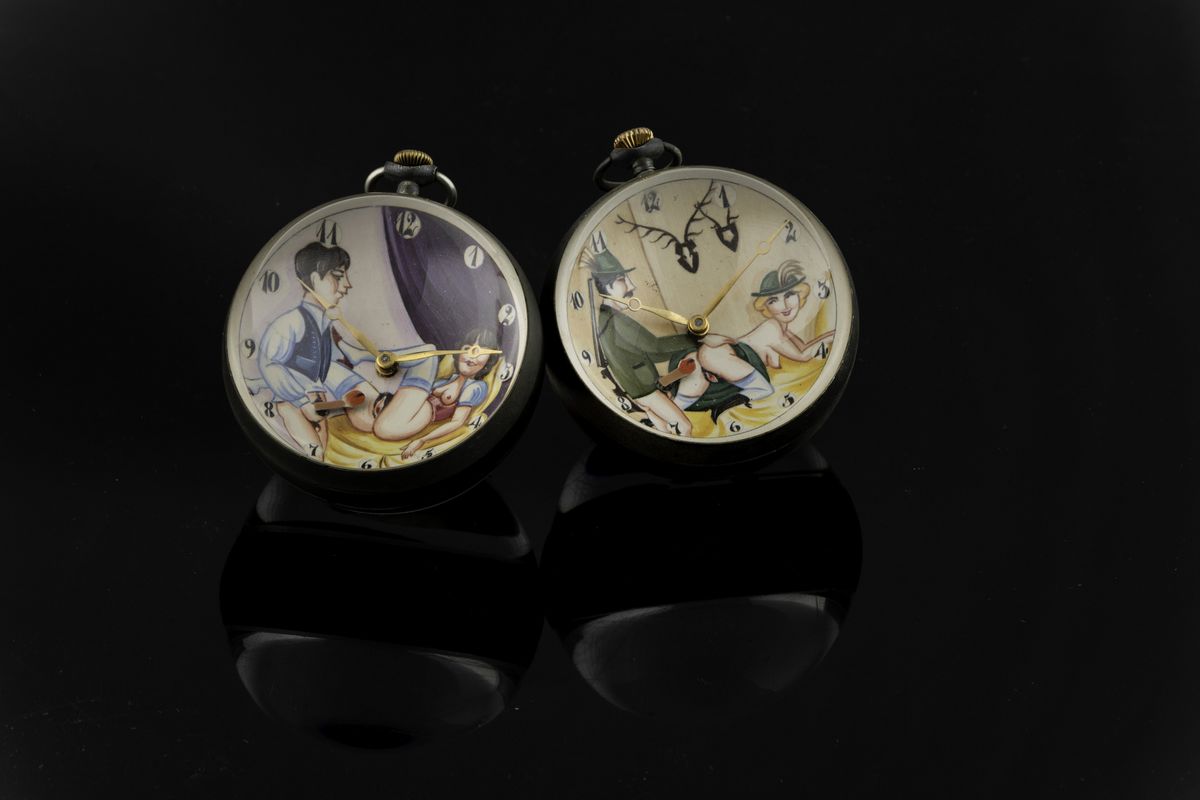 Due Orologi da Scrittoio con Quadrante Dipinto con Scene Erotiche. Inizio XX Secolo