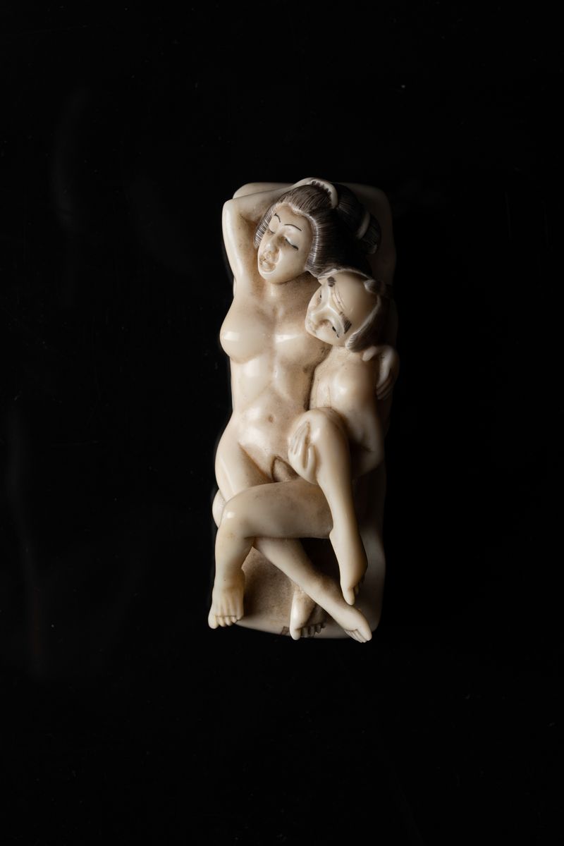 Netsuke a Soggetto Erotico in Avorio Scolpito e Dipinto. Giappone, Inizi XX Secolo