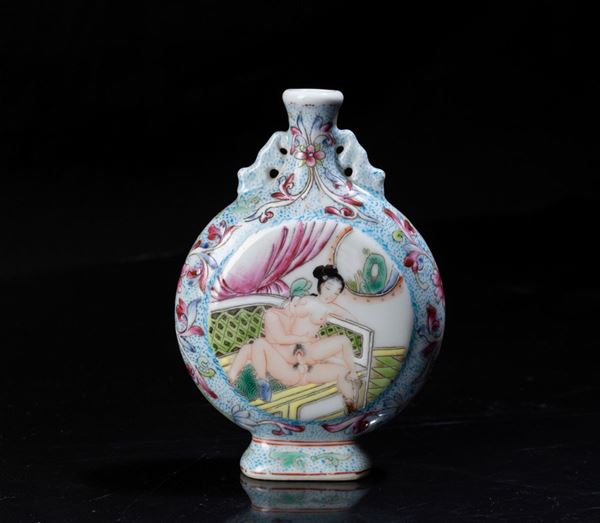 Coppia di snuff bottles in porcellana a smalti policromi raffiguranti scende erotiche e decori floreali, Cina, Dinastia Qing, XIX secolo