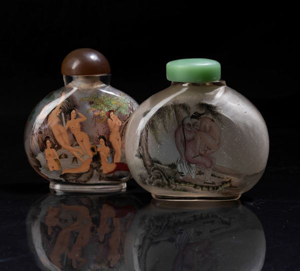 Due snuff bottles in vetro dipinto a soggetto erotico, Cina, XX secolo