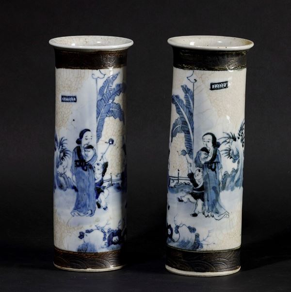Coppia di vasi in porcellana craquelé con decoro bianco e blu raffigurante donne con bambini che giocano e e fasce in grès sull’orlo e il piede, Cina, Dinastia Qing, periodo Guangxu (1875-1908)