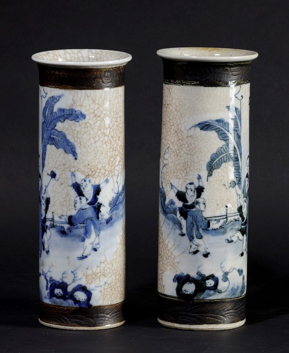 Coppia di Vasi in Porcellana Craquelã© con Decoro Bianco e Blu Raffigurante Donne con Bambini che...