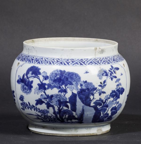 Vaso globulare in porcellana bianca e blu con soggetti naturalistici entro riserve, Cina, Dinastia Ming, epoca Kangxi (1662-1722)