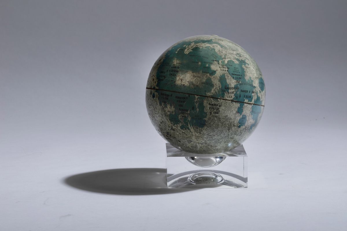 Globo in Latta della Luna che Illustra i Successi del Lunik 2 e delle Sonde del Programma Ranger....