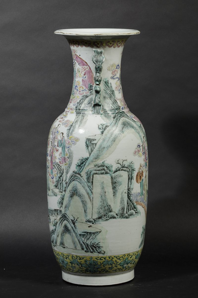 Vaso in Porcellana Famiglia Rosa con Guanyin Entro Paesaggio e Figure di Draghetto a Rilievo, Cin...