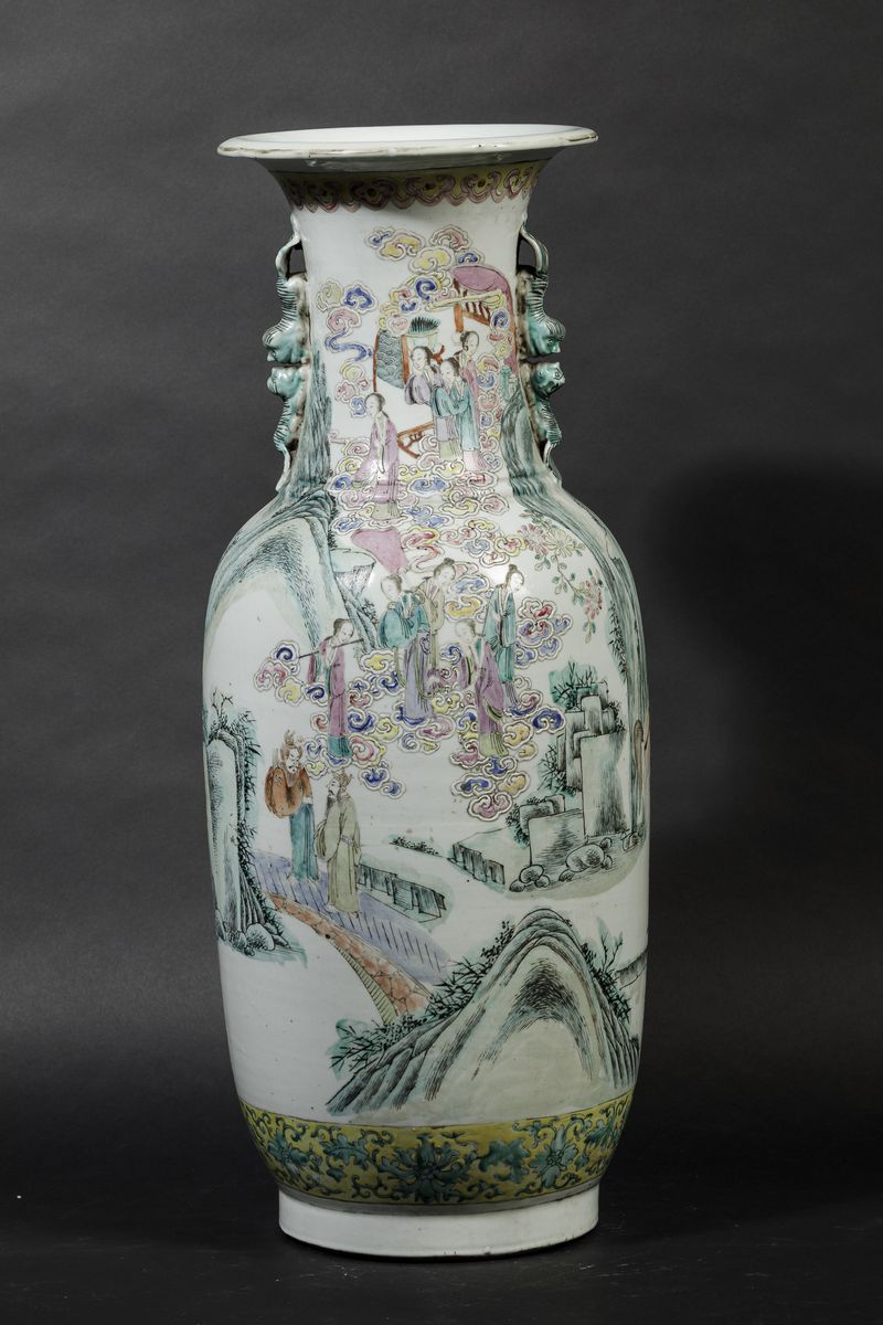 Vaso in Porcellana Famiglia Rosa con Guanyin Entro Paesaggio e Figure di Draghetto a Rilievo, Cin...