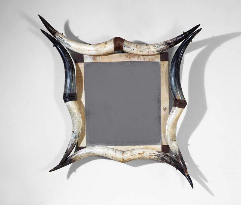 Specchiera in corna di bue con inserti in cuoio e pergamena, seconda metà XX secolo  - Asta Out of the Ordinary - Cambi Casa d'Aste