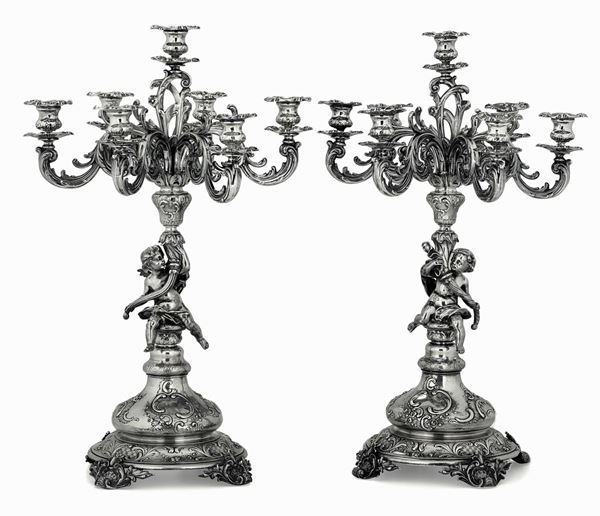 Coppia di grandi candelabri in argento fuso. Vienna, bolli di titolo in uso dal 1867 al 1922 e dell'argentiere  [..]